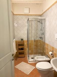 Koupelna v ubytování 'Under the Tuscan Sun' - beautiful apartment with swimming pool near Cortona