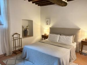 Postel nebo postele na pokoji v ubytování 'Under the Tuscan Sun' - beautiful apartment with swimming pool near Cortona + 26 fotografií
