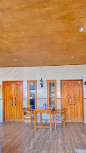 Un comedor con una mesa y dos sillas. en Sawitri Homestay, en Padangbai