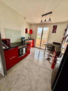 Η κουζίνα ή μικρή κουζίνα στο 2 Chambres, Residence avec Parking !