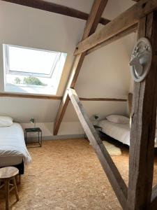 Camera mansardata con 2 letti e finestra. di Tour du Bignon 30 beds 2 cottages 15 a Lorris Altre 64 foto