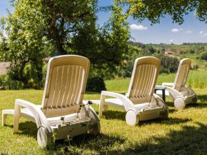 Un jardín fuera de Farmhouse with private pool, large garden and playground