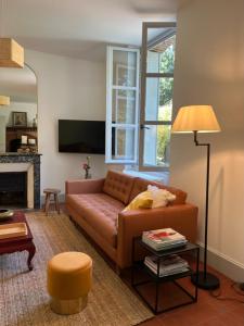 un soggiorno con un divano e un tavolo di Tour du Bignon 30 beds 2 cottages 15 a Lorris