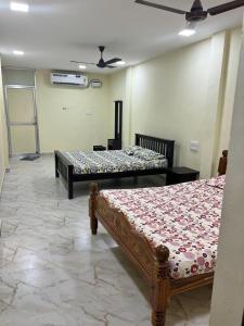 Postel nebo postele na pokoji v ubytování Vaigai Home Stay