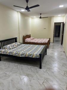 Ένα ή περισσότερα κρεβάτια σε δωμάτιο στο Vaigai Home Stay