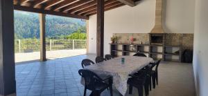 a kitchen and dining room with a table and chairs at Quinta da Canda in Cerva