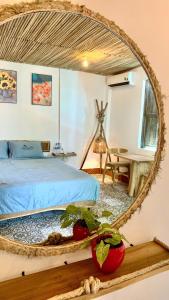 een slaapkamer met een bed en een grote spiegel bij Ong Lang Cozy House with pool - 500m to the beach in Phu Quoc