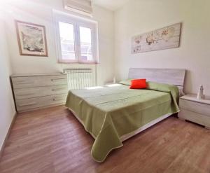 Un dormitorio con una cama con una almohada roja encima. en Cielo di Stelle, en Leporano Marina 7 fotos más