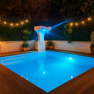 una piscina iluminada por la noche con luces en Cielo di Stelle, en Leporano Marina