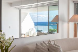 un soggiorno con vista sull'oceano di Absolute Beachfront Luxury a Sydney
