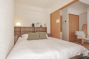 Postel nebo postele na pokoji v ubytování SHIKA HOME 横浜中華街-高級ファミリーカップル向けワイドキングベットホームシアター駅徒歩4分 長期滞在者向け定期清掃サービス Luxury Family CoupleRoom with Home Theater 2m Large Bed 4min to Station