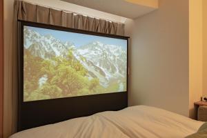 TV a/nebo společenská místnost v ubytování SHIKA HOME 横浜中華街-高級ファミリーカップル向けワイドキングベットホームシアター駅徒歩4分 長期滞在者向け定期清掃サービス Luxury Family CoupleRoom with Home Theater 2m Large Bed 4min to Station