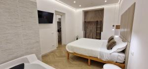 Un dormitorio con una cama, un lavabo y una bañera. en Alla vucciria, en Palermo