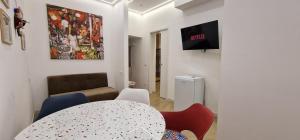 Habitación con mesa, sofá y TV. en Alla vucciria, en Palermo