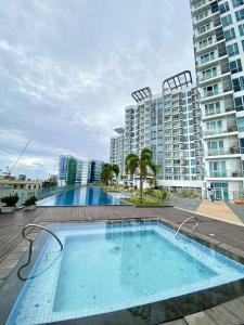 una gran piscina frente a un gran edificio en Studio with balcony in 8 Newtown Blvd, en Punta Engaño