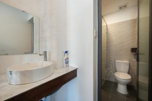 ホイアンにあるAuLac Hoian Homestayの洗面台とトイレ付きのバスルーム +12枚の写真
