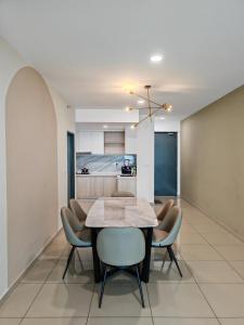 Un comedor con mesa y sillas en Metropol - Bukit Mertajam, en Bukit Mertajam 7 fotos más