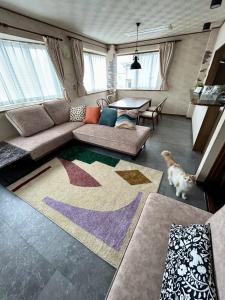 een woonkamer met een bank en een tafel bij T'S House Numazu in Numazu