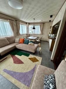 een woonkamer met een bank en een tafel bij T'S House Numazu in Numazu +148 foto's