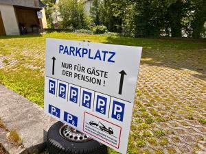 a sign that is on the side of a street at Pension Berggasse - Parkplatz, Smart-TV & Küche in Olbernhau