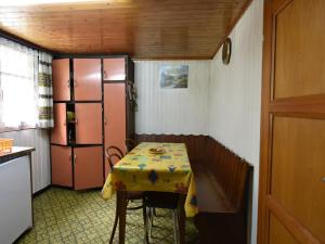 a small room with a table and a kitchen at Cozy Stay near Aletsch in Grengiols