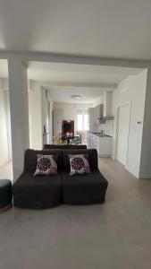 a living room with a couch and a kitchen at Brianza Verde 25 in Bernareggio