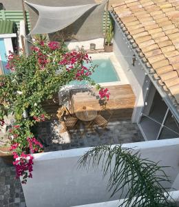 une vue aérienne d'un patio avec des fleurs et une piscine dans l'établissement xenónas appartement avec petite piscine privée, au Grau-dʼAgde