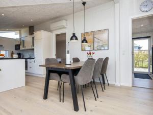kuchnia i jadalnia ze stołem i krzesłami w obiekcie 6 person holiday home in Lemvig w mieście Lemvig