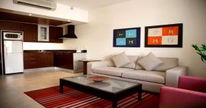 Kuchyň nebo kuchyňský kout v ubytování Santona Residence + 33 fotografií