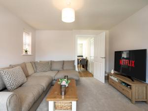 Televiisor ja/või meelelahutuskeskus majutusasutuses Cosy Brinsley Stay EV Garden WiFi Office Pass The Keys