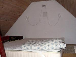 un lit dans une chambre avec un mur avec deux crochets dans l'établissement 4 person holiday home in Bramming-By Traum, à Bramming
