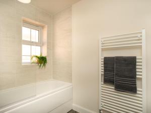 Televiisor ja/või meelelahutuskeskus majutusasutuses Cosy Brinsley Stay EV Garden WiFi Office Pass The Keys +39 fotot