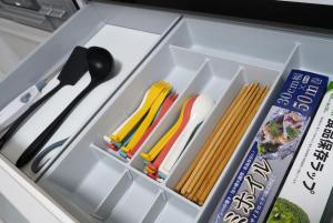 北中城村にあるVILLA fantasia Okinawa Kitanakagusukuの食器と本が入ったランチボックス