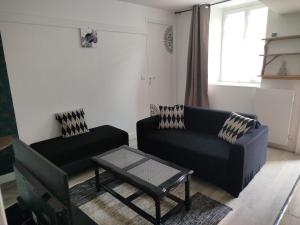 a living room with a couch and a coffee table at Cizen in Irancy