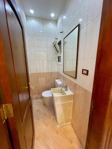 Ένα μπάνιο στο Luxury apartment Nile view