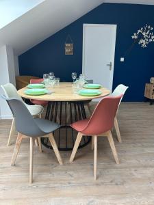 a dining room with a table and chairs at La bulle colorée in Saint-Aubin-lès-Elbeuf