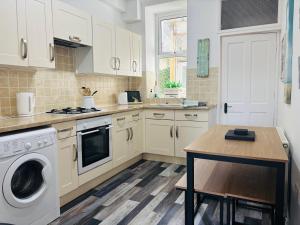 Kuchyň nebo kuchyňský kout v ubytování Seawards 2 bedroomed Seafront Filey + 8 fotografií