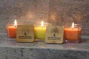 a group of candles sitting on a counter at Centrum Edukacji Ekologiczno-Turystycznej in Myczków