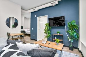 a living room with a couch and a blue wall at CozySuites Stunning 1BR in Downtown Pitts 44 in Pittsburgh