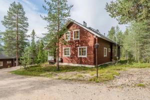 Una casa antigua en el bosque con entrada para coches. en Villa Sinirinta, Ounasvaara, en Rovaniemi