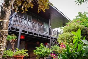 una casa con balcone sul lato di Khách Sạn Tây Ninh LaNa a Tây Ninh