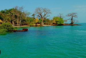 una isla en medio de un gran cuerpo de agua en NANTIRIA Angurman, en Bubaque 19 fotos más