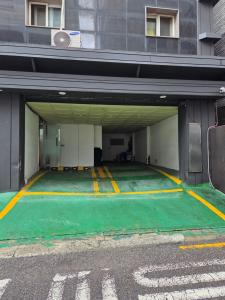 a parking lot with a green floor in a building at 필링모텔 스테이  +7 photos