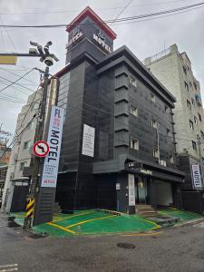 a building with a sign in front of it at 필링모텔 스테이 