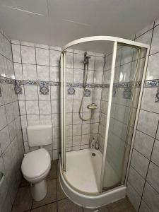 Ένα μπάνιο στο Privat Studio mit Doppelbett