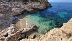an aerial view of a beach and the ocean at Benidorm Ambra in Villajoyosa