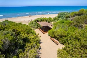 Una vista aérea de una playa con una estructura de madera. en Villa La Duna, en Marina di Castagneto Carducci