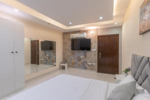 a bedroom with a bed and a large mirror at شقة الصواري الفاخرة in Jeddah