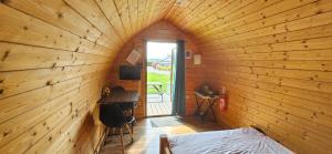 Телевизор и/или развлекательный центр в Camping Pod on Quiet Adults Only, Dog Friendly Campsite