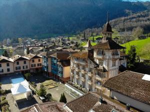 une vue aérienne sur une ville avec un bâtiment dans l'établissement Hotel Du Lac - Self Check-in, à Därligen